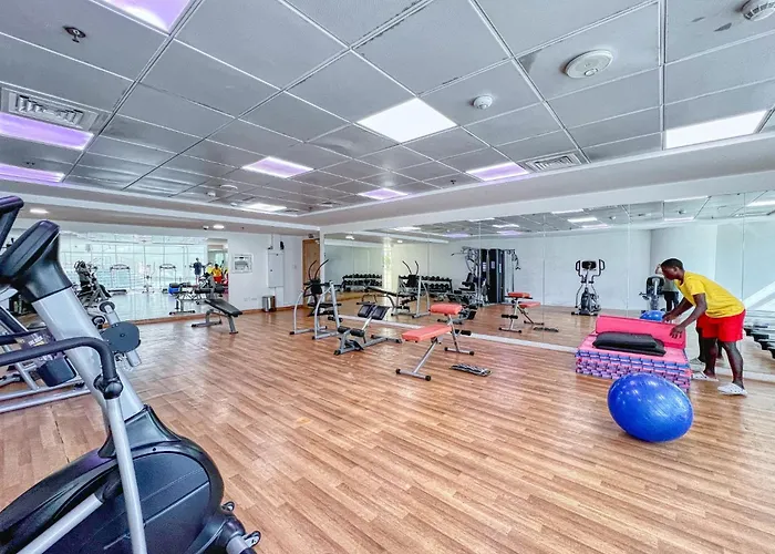 Enticing Space With Marina View Near The Beach!