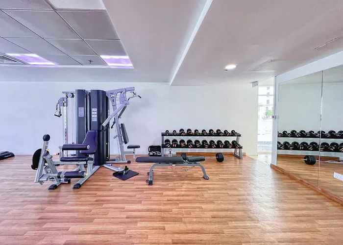 Enticing Space With Marina View Near The Beach!