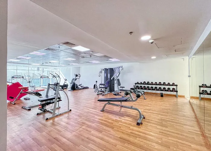Enticing Space With Marina View Near The Beach!