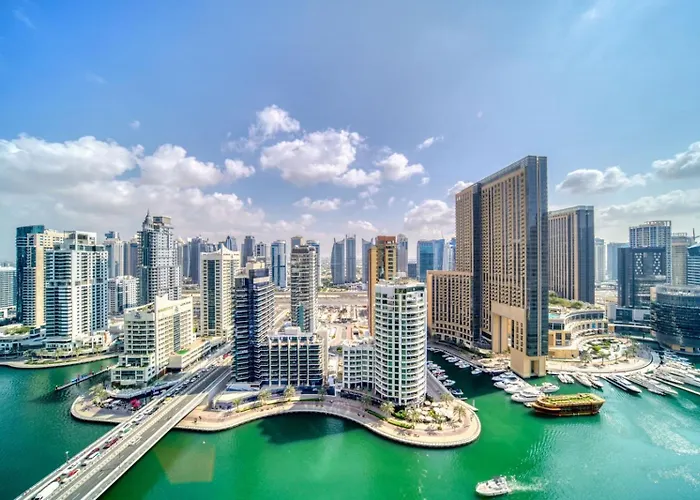 Enticing Space With Marina View Near The Beach!