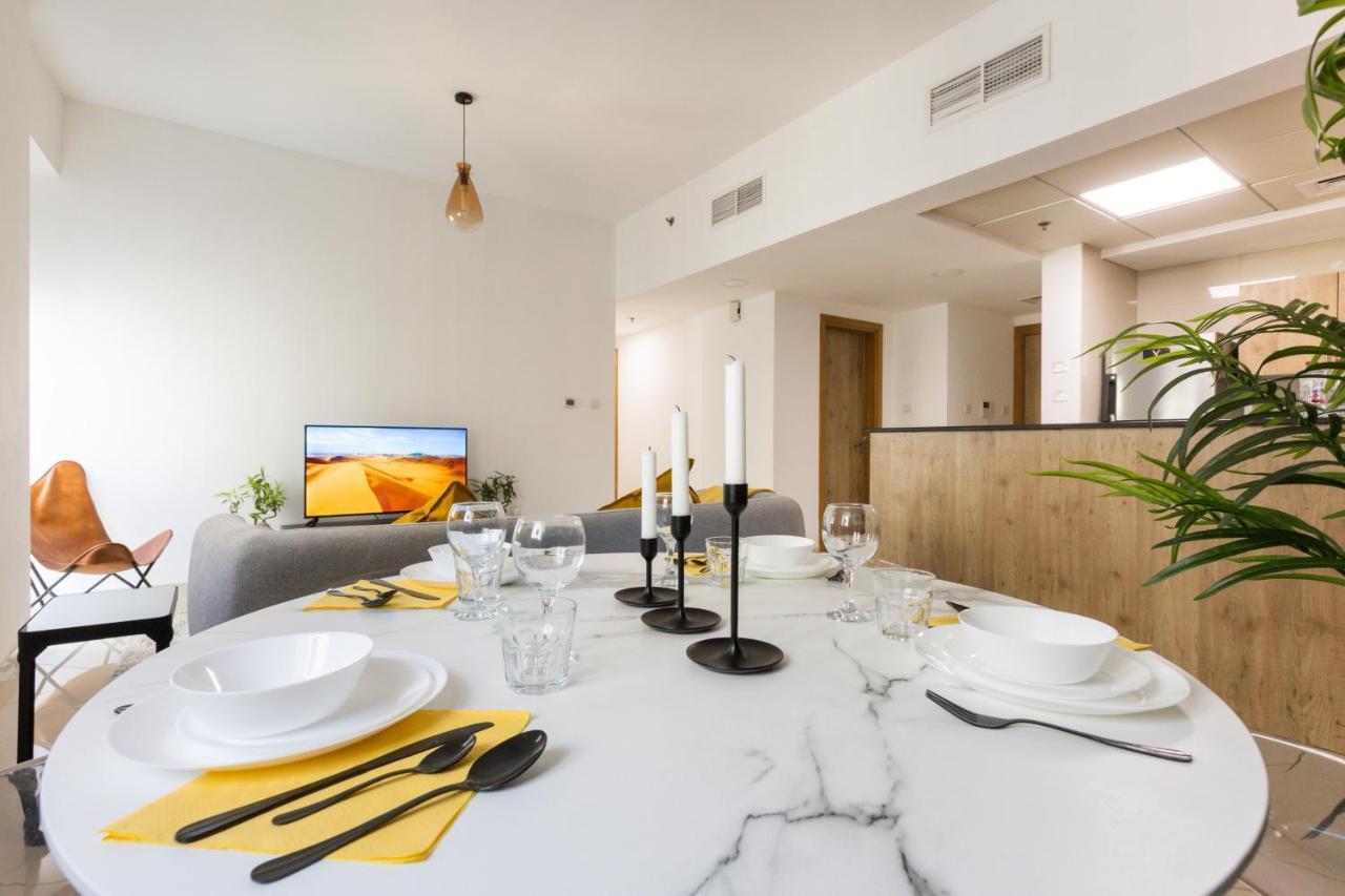 Enticing Space With Marina View Near The Beach!